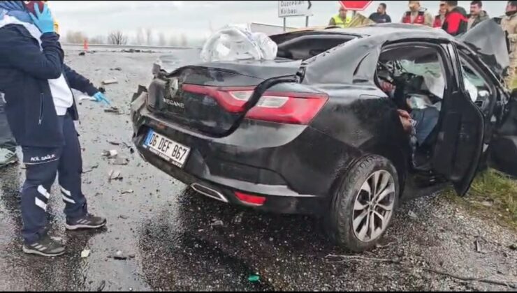 TIR ile otomobil çarpıştı; 2 ölü, 1 yaralı