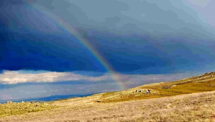 Yağmursuz havada ortaya çıkan gökkuşağı hayran bıraktı