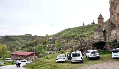 Ahlat’ın tarihi ve doğal güzelliklere bayram ilgisi
