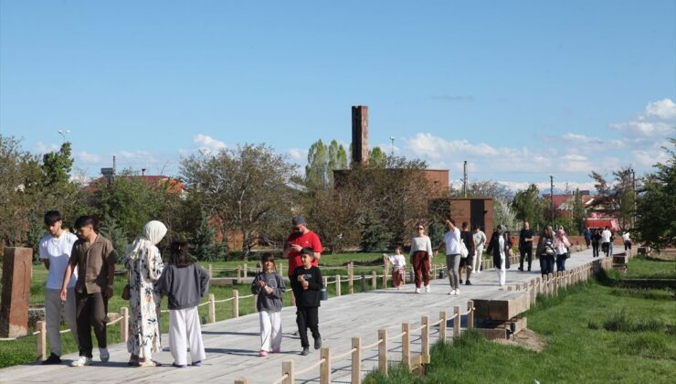 Ahlat’taki Selçuklu Meydan Mezarlığı’nda bayram yoğunluğu
