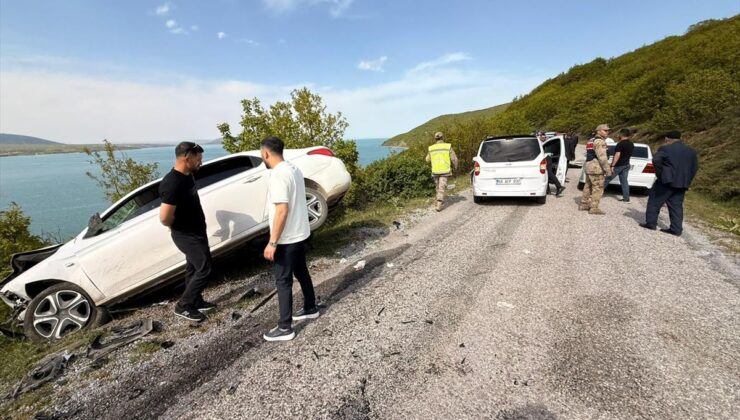 Bitlis’te otomobil ile hafif ticari aracın çarpıştığı kazada 6 kişi yaralandı