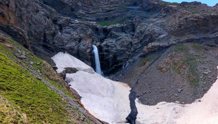 Mutki’de eşsiz manzara: Dağın içinden çıkan şelale hayran bırakıyor