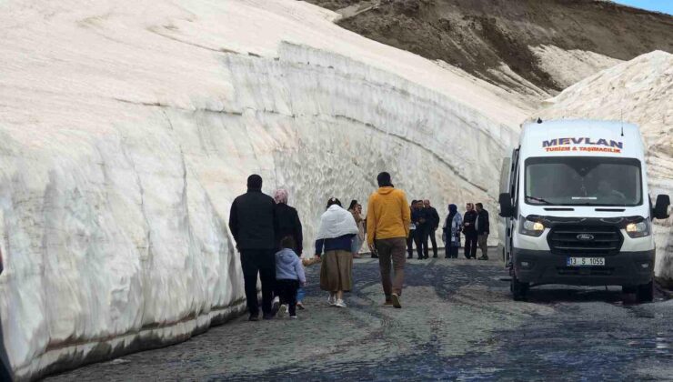 Nemrut’taki 10 metrelik kar tünellerine yoğun ilgi