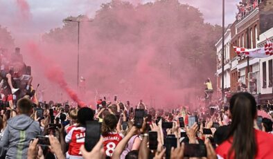 Arsenal, 22 yıl sonra gelen şampiyonluğu taraftarlarıyla kutladı!