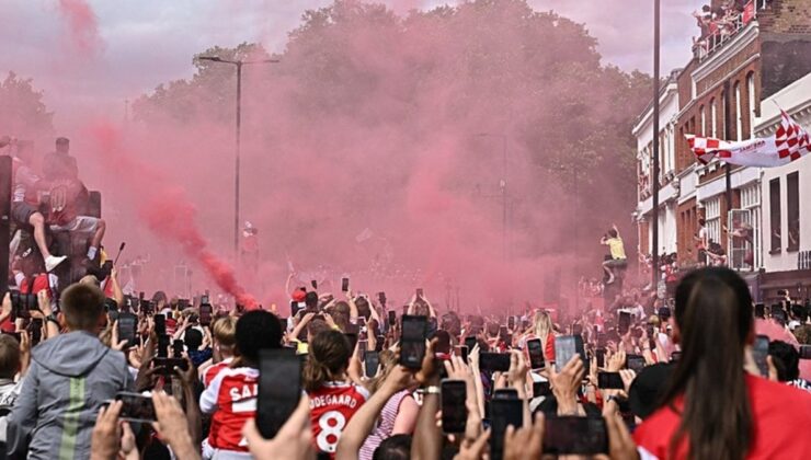 Arsenal, 22 yıl sonra gelen şampiyonluğu taraftarlarıyla kutladı!
