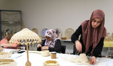 Bitlis’te kadın kursiyerler sepet örücülüğü sanatıyla dekoratif ürünler tasarlıyor