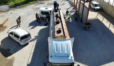 Bitlis’te yakıt tankerinin içinde 30 kaçak göçmen yakalandı
