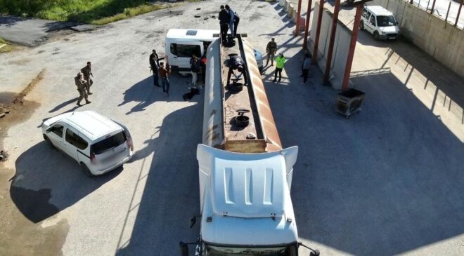 Bitlis’te yakıt tankerinin içinde 30 kaçak göçmen yakalandı