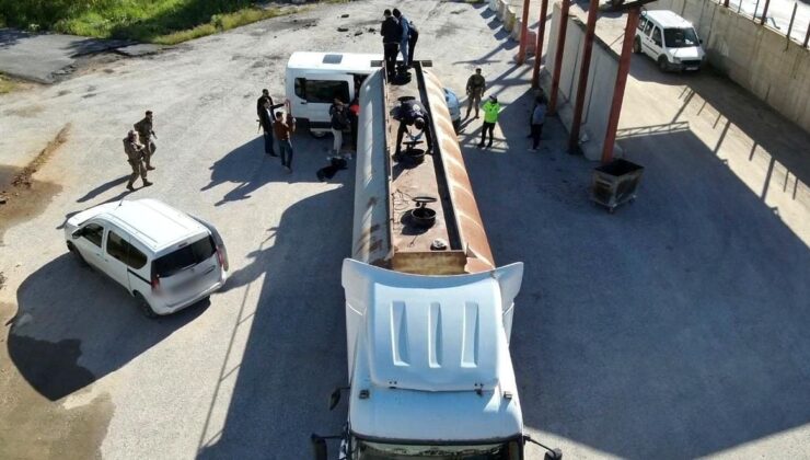 Bitlis’te yakıt tankerinin içinde 30 kaçak göçmen yakalandı