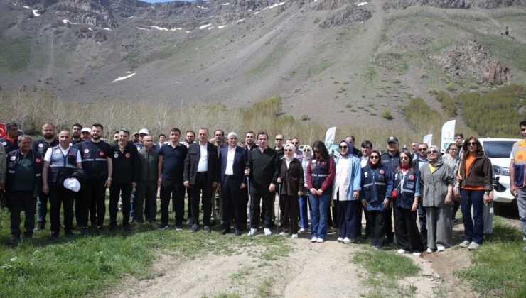 Nemrut Kalderası’nda doğa yürüyüşü ve temizlik yapıldı