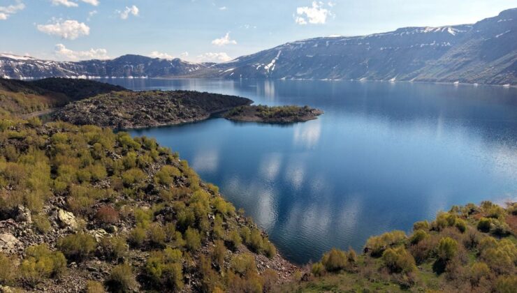 Nemrut Krater Gölü’nde turizm sezonu açıldı; eşsiz manzara ziyaretçileri bekliyor