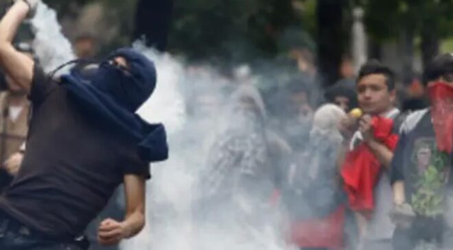 Şili’de öğrencilerin hükümeti protestosunda 25 kişi yaralandı