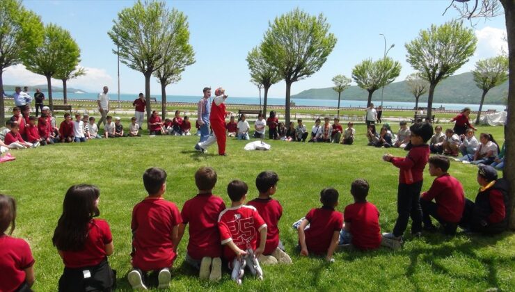 Tatvan’da Dünya Çevre Günü: Öğrenciler Van Gölü Sahilinde Çöp Topladı