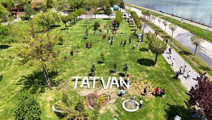 Tatvan’da Öğrenciler Van Gölü Sahilinde Çevre Temizliği Yaptı